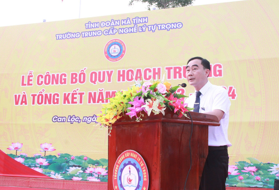 Ông Trần Đình Long – Hiệu trưởng nhà trường phát biểu tại buổi Lễ. Ông Trần Đình Long – Hiệu trưởng nhà trường phát biểu tại buổi Lễ.