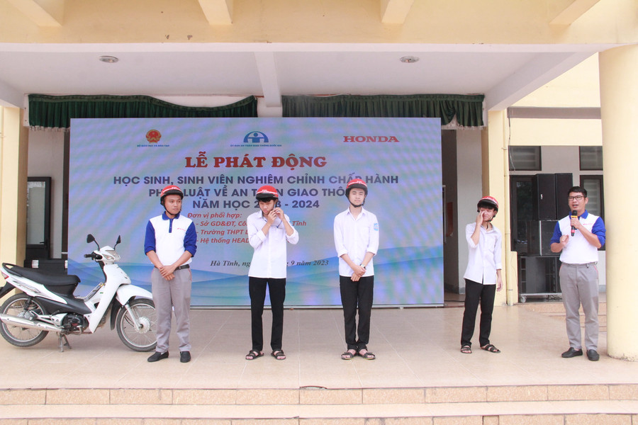 Đại diện Hệ thống xe máy Phú Tài Đức hướng dẫn lái xe an toàn và đội mũ bảo hiểm đúng cách.