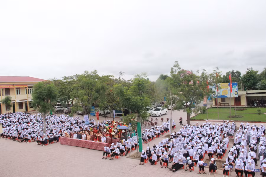 Chương trình tuyên truyền nhận được sự quan tâm của đông đảo cán bộ, giáo viên và học sinh.