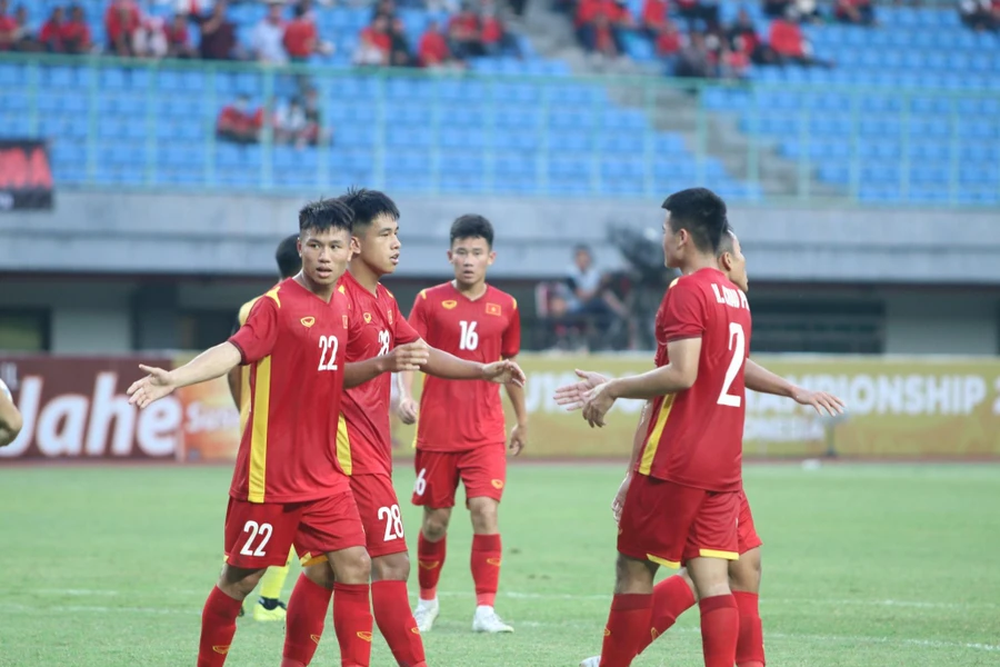 Chỉ ra sân với đội hình hai nhưng U19 Việt Nam vẫn đè bẹp U19 Brunei 4-0. Ảnh: VFF. 