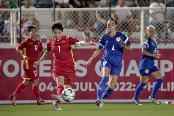 Tuyết Dung (số 7) và các đồng đội đã phải dừng bước khi thua Philippines 0-4 tại bán kết AFF Cup 2022.