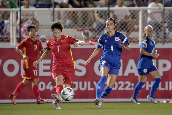 Tuyết Dung (số 7) và các đồng đội đã phải dừng bước khi thua Philippines 0-4 tại bán kết AFF Cup 2022.