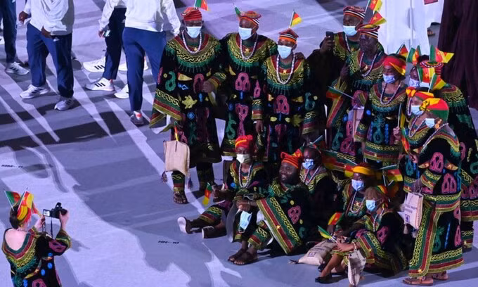 Đoàn thể thao Cameroon xuất hiện trong trang phục truyền thống ấn tượng