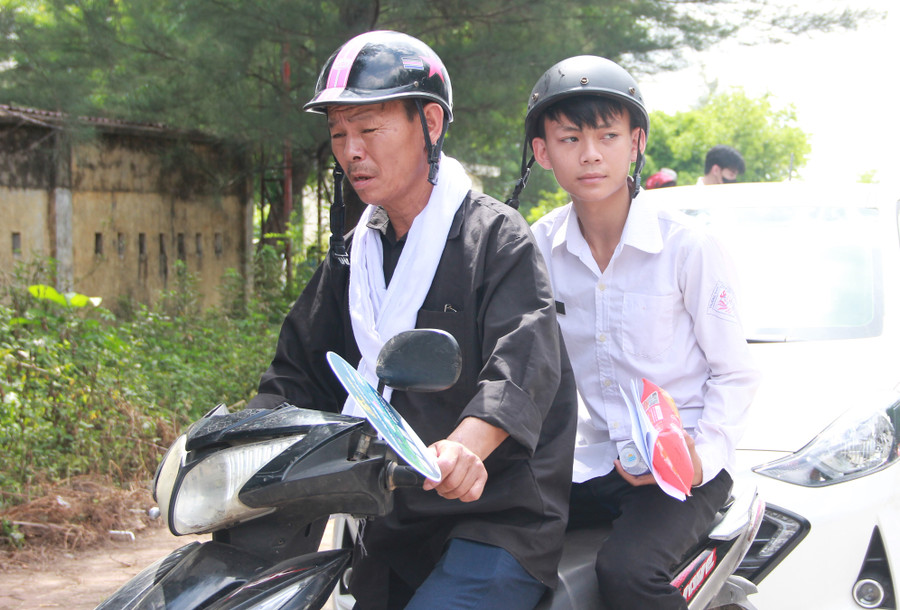 "Bài thi môn Ngữ văn sáng nay em tính được khoảng hơn 6 điểm, em dự định sau khi thi tốt nghiệp THPT xong sẽ đi xuất khẩu lao động để giúp gia đình", Hoàng nói. "Bài thi môn Ngữ văn sáng nay em tính được khoảng hơn 6 điểm, em dự định sau khi thi tốt nghiệp THPT xong sẽ đi xuất khẩu lao động để giúp gia đình", Hoàng nói.