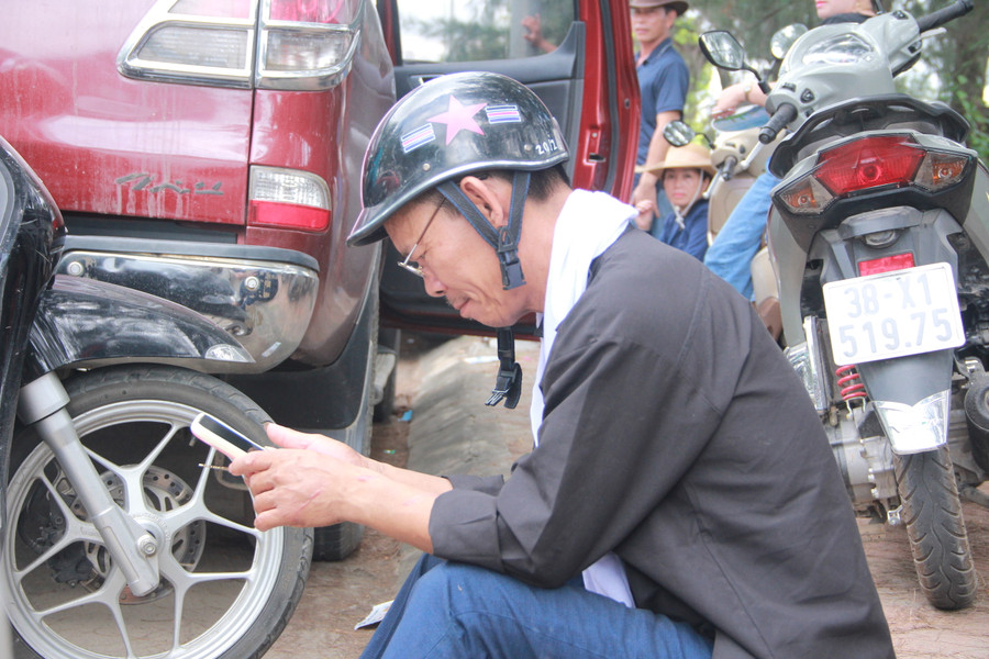 Lâu lâu, người đàn ông đem điện thoại ra xem trong tâm trạng lo lắng, hồi hộp. Lâu lâu, người đàn ông đem điện thoại ra xem trong tâm trạng lo lắng, hồi hộp.