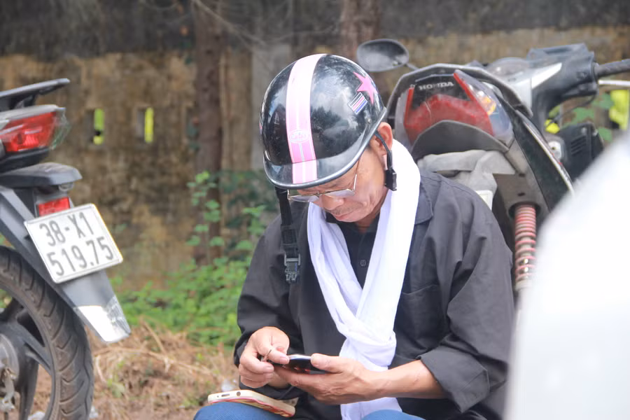 Ngày vợ ông qua đời, đứa con trai thứ 2 đang chuẩn bị bước vào kỳ thi quan trọng.