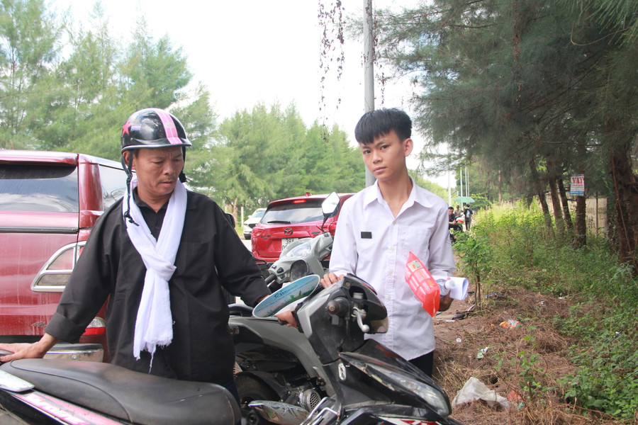 Em Võ Nguyên Hoàng cho biết, mẹ mất trước kỳ thi ít ngày nên tâm lý của em bị ảnh hưởng nhiều. Được bố thường xuyên động viên nên em cũng cố gắng để làm bài cho tốt. Em Võ Nguyên Hoàng cho biết, mẹ mất trước kỳ thi ít ngày nên tâm lý của em bị ảnh hưởng nhiều. Được bố thường xuyên động viên nên em cũng cố gắng để làm bài cho tốt.