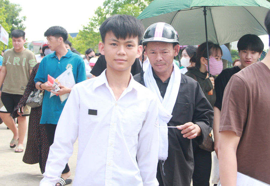 Sau khi con kết thúc bài thi, đón con ở cổng trường, ông Dũng lặng lẽ đi sát sau con. Sau khi con kết thúc bài thi, đón con ở cổng trường, ông Dũng lặng lẽ đi sát sau con.