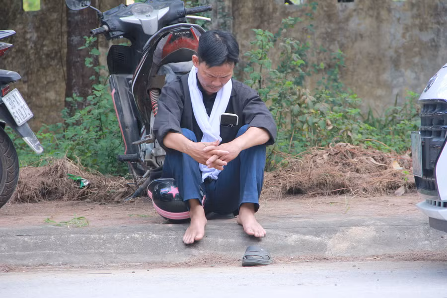 Tiếp xúc với PV, ông cho biết tên là Võ Tá Dũng (SN 1968, xã Thạch Hạ, TP Hà Tĩnh) bố của thí sinh Võ Nguyên Hoàng.