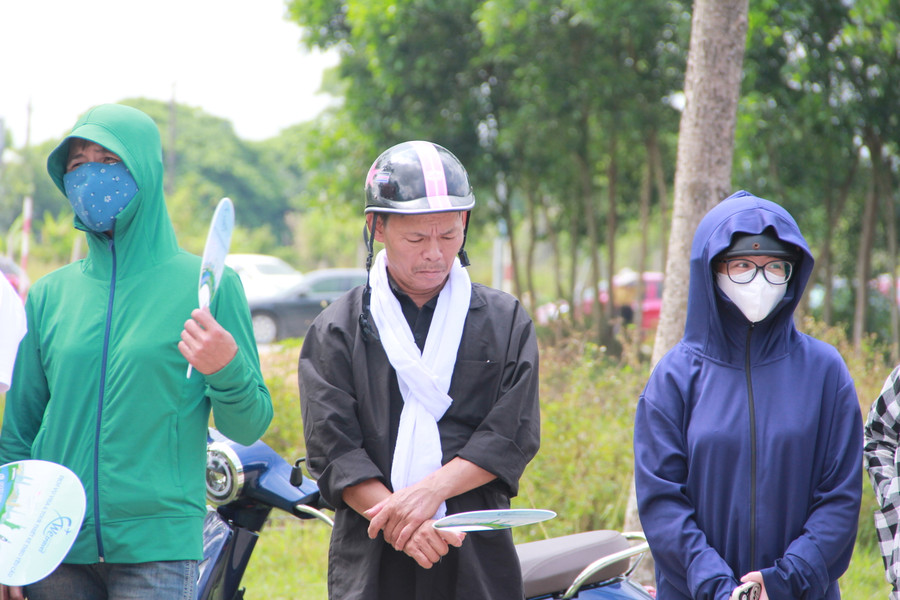 Sáng nay, dù điểm thi cách nhà vài km nhưng ông Dũng không để con đi thi một mình mà quyết đi cùng để động viên, giúp con vững tâm. Sáng nay, dù điểm thi cách nhà vài km nhưng ông Dũng không để con đi thi một mình mà quyết đi cùng để động viên, giúp con vững tâm.