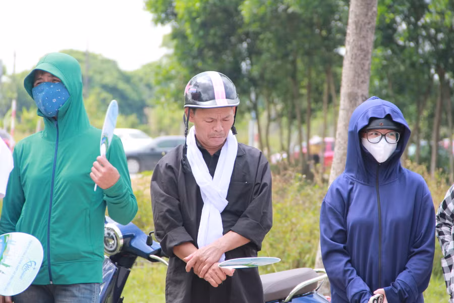 Sáng nay, dù điểm thi cách nhà vài km nhưng ông Dũng không để con đi thi một mình mà quyết đi cùng để động viên, giúp con vững tâm.