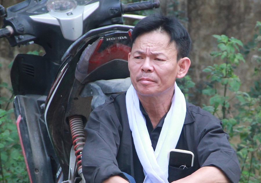 Thương con, sợ con ảnh hưởng tâm lý nên ông thường xuyên vừa nén nỗi đau mất vợ vừa động viên con thi cử. Thương con, sợ con ảnh hưởng tâm lý nên ông thường xuyên vừa nén nỗi đau mất vợ vừa động viên con thi cử.