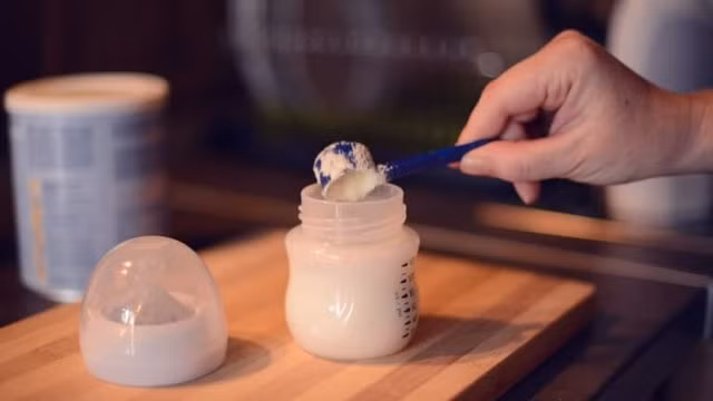 met moi vi phai lam nhieu, giup viec len lut tron bot giat vao sua cua be 3 thang tuoi - 3