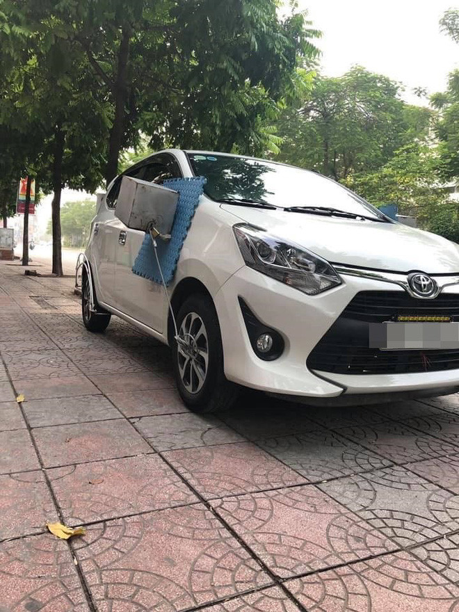 Chiếc ô tô được chủ xe lắp thùng sắt để bảo vệ gương.