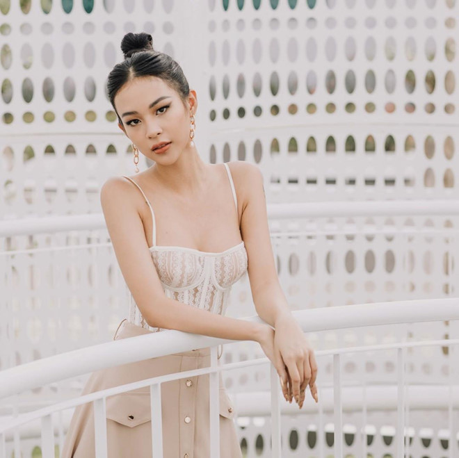 Chân dài Hà thành hiện là gương mặt đại diện cho các nhãn hàng quần áo, từng xuất hiện trên trang chủ tạp chí Vogue khi tới dự Seoul Fashion Week. Với sự nỗ lực không ngừng, hồi năm ngoái, cô được nhận giải Người mẫu phong cách của năm do một tạp chí trao tặng. Khoảng một năm trở lại đây, Phương Anh theo đuổi hình tượng gợi cảm và vướng nghi vấn dao kéo vì vòng một to bất thường, song chân dài 9X phủ nhận. An Nguy, hoc tro Ha Ho va dan thi sinh thay doi the nao sau The Face? hinh anh 3