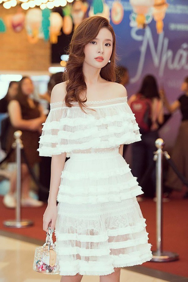 Bị chụp lén bằng điện thoại, Midu để lộ nhan sắc thật gây bất ngờ ảnh 5 bi fans chup len bang dien thoai, midu de lo nhan sac that gay bat ngo - 7