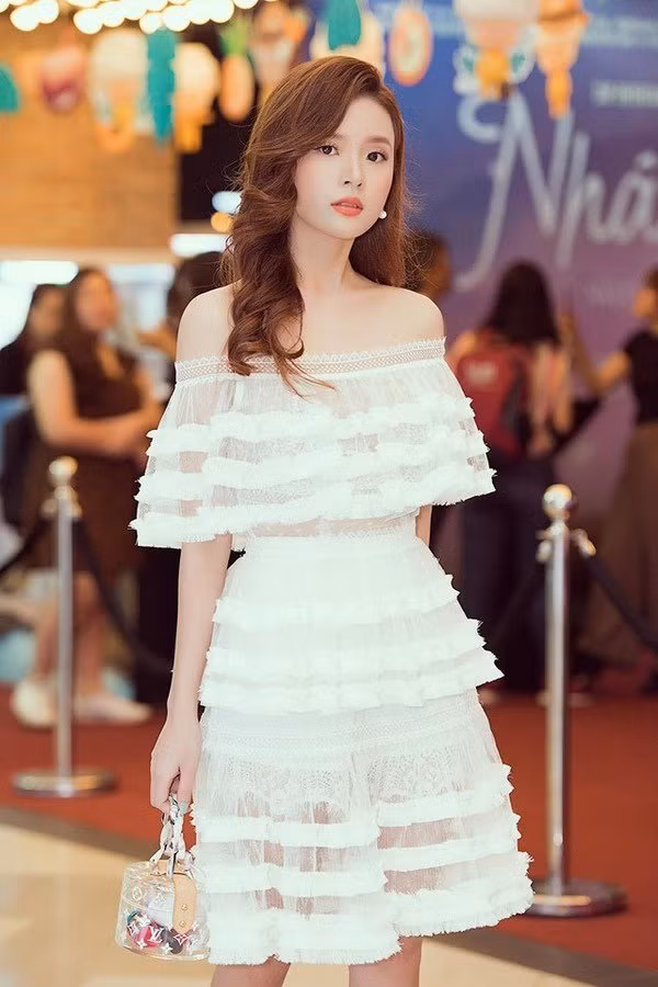 bi fans chup len bang dien thoai, midu de lo nhan sac that gay bat ngo - 7