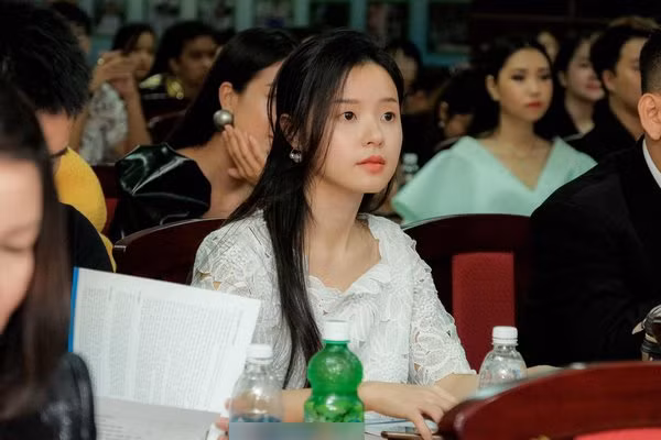 bi fans chup len bang dien thoai, midu de lo nhan sac that gay bat ngo - 10