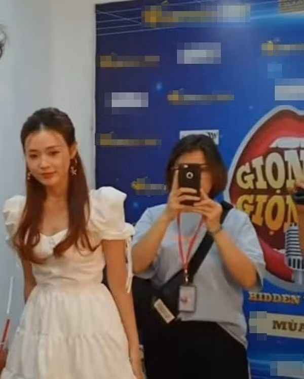 bi fans chup len bang dien thoai, midu de lo nhan sac that gay bat ngo - 6