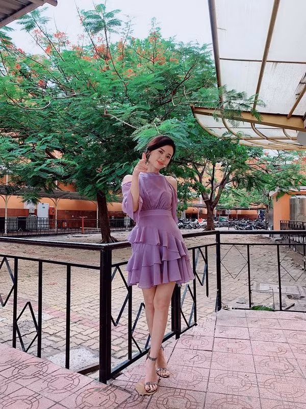 bi fans chup len bang dien thoai, midu de lo nhan sac that gay bat ngo - 11