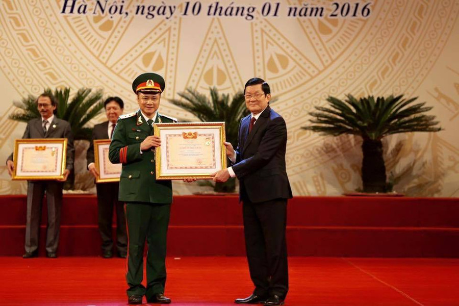 Danh hài Tự Long tên đầy đủ là Vũ Tự Long, SN 1973. Tự Long tốt nghiệp khoa Chèo trường Đại học Sân khấu Điện ảnh năm 1998. 