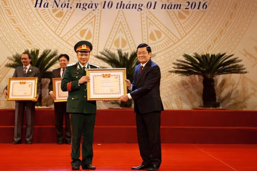 Danh hài Tự Long tên đầy đủ là Vũ Tự Long, SN 1973. Tự Long tốt nghiệp khoa Chèo trường Đại học Sân khấu Điện ảnh năm 1998. 