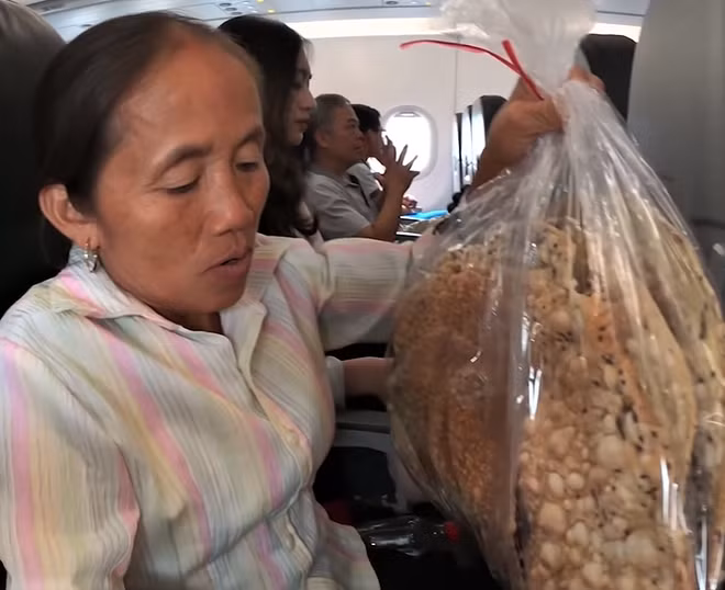 Bà Tân Vlog thách thức Trấn Thành: Làm Youtube bà thiếu gì tiền mà lấy vàng của mày!-3