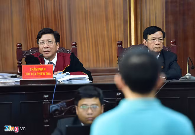 Vì sao chồng ca sĩ Trang Nhung xuất hiện ở phiên tòa VN Pharma?-2