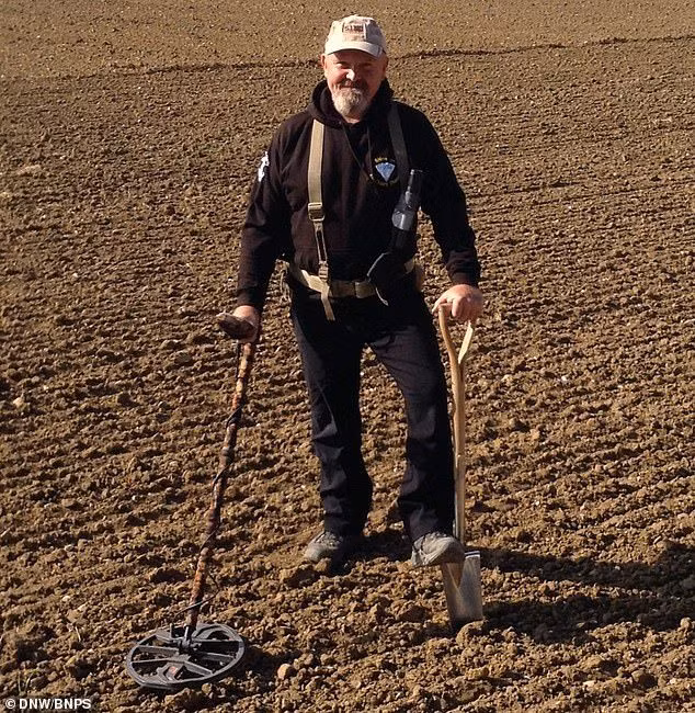 Đi lang thang trên đồng, vớ được kho báu trị giá 1,4 tỷ