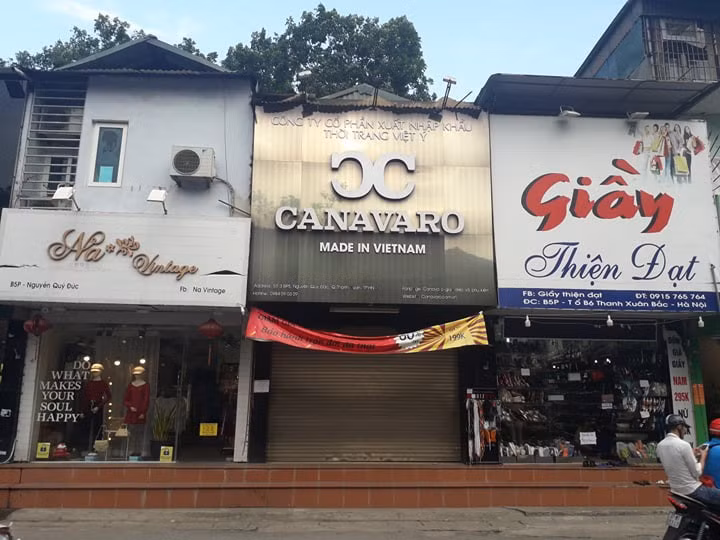  Shop giày của người đàn bà tát túi bụi nữ sinh đến đòi tiền lương hé cửa nhưng không bán hàng sau một tuần đóng kín - Ảnh 2.