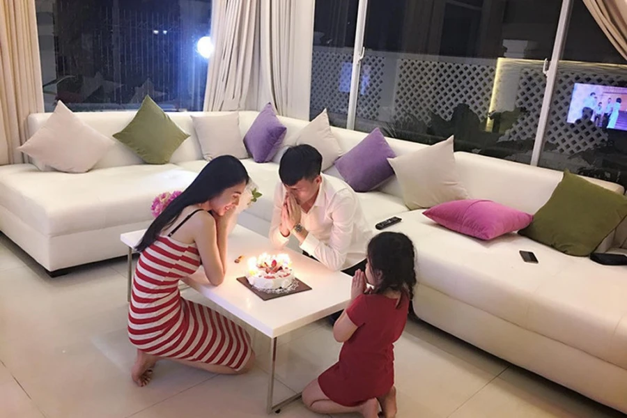 Công Vinh có phần chiều chuộng con gái hơn.