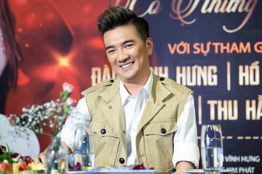 Đàm Vĩnh Hưng tại buổi họp báo ở Hà Nội.