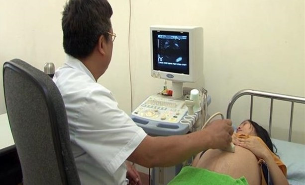 Kiểm tra sức khoẻ, siêu âm cho phụ nữ mang thai. (Ảnh: Diệp Anh/TTXVN).