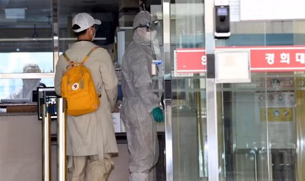 Du học sinh nhập cảnh vào Hàn Quốc.