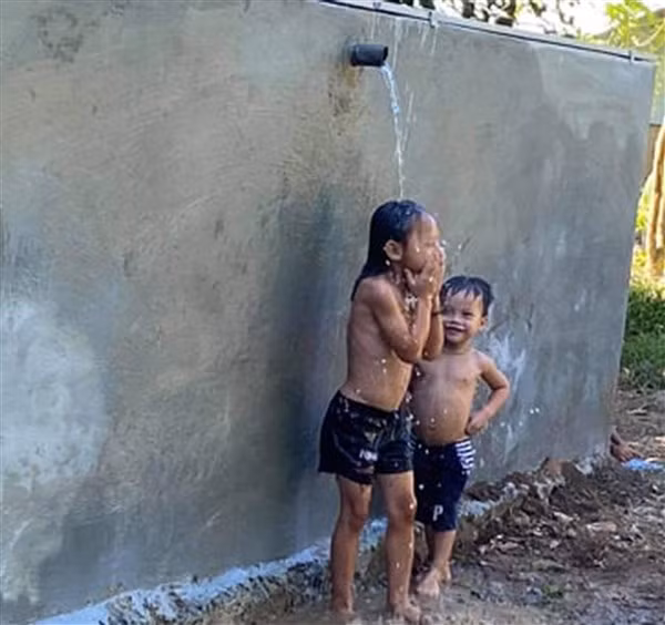 Những đứa trẻ Xê Đăng thỏa thích tắm bên vòi nước mát.