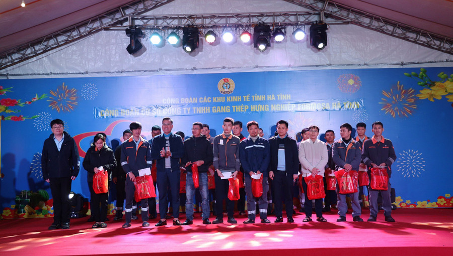 Công đoàn cơ sở công ty Formosa đã trao 84 suất quà dành cho 84 đoàn viên đang làm việc cống hiến trong công ty. Công đoàn cơ sở công ty Formosa đã trao 84 suất quà dành cho 84 đoàn viên đang làm việc cống hiến trong công ty.