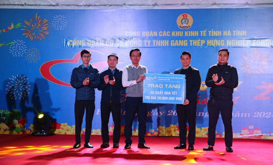 BIDV tặng 40 suất quà Tết cho đoàn viên Công ty FHS trị giá 20 triệu đồng. BIDV tặng 40 suất quà Tết cho đoàn viên Công ty FHS trị giá 20 triệu đồng.