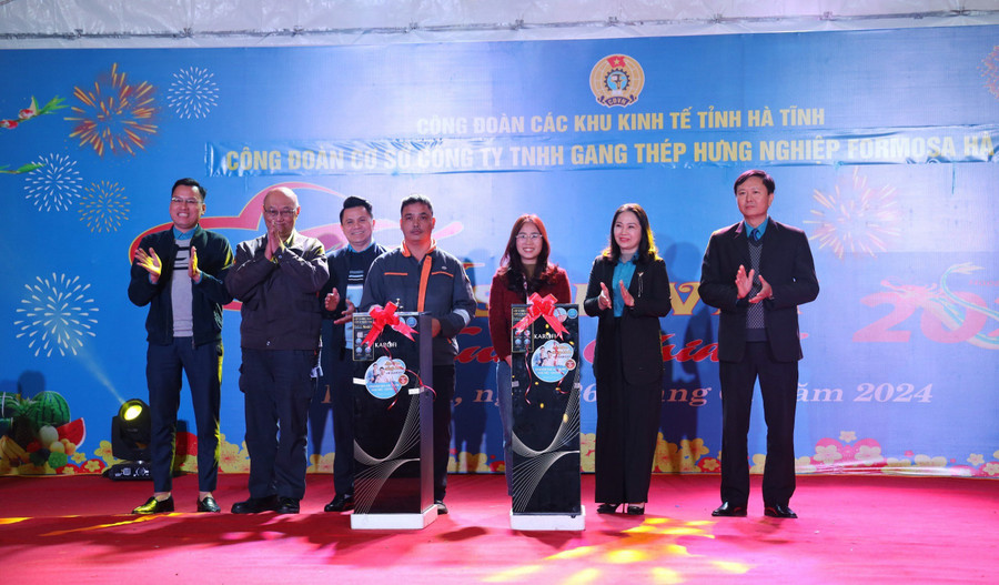 Nhiều phần quà hấp dẫn tại chương trình dành cho đoàn viên, người lao động Công ty FHS. Nhiều phần quà hấp dẫn tại chương trình dành cho đoàn viên, người lao động Công ty FHS.