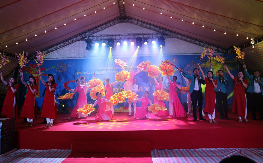 Các tiết mục văn nghệ mừng Đảng, mừng Xuân diễn ra tại chương trình. Các tiết mục văn nghệ mừng Đảng, mừng Xuân diễn ra tại chương trình.