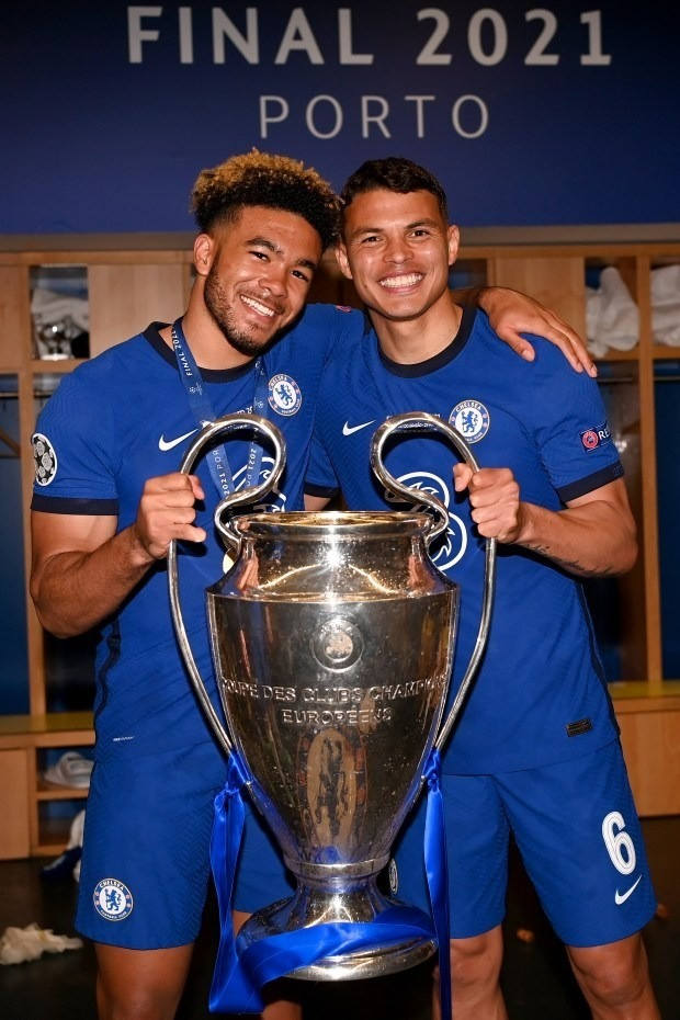 Thiago Silva rời Chelsea sau 4 năm gắn bó. Thiago Silva rời Chelsea sau 4 năm gắn bó.