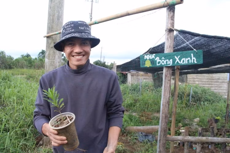 Anh Nguyễn Văn Quyết đặt mục tiêu khi trồng đủ 1 triệu cây rừng mới tìm hạnh phúc cho riêng mình.