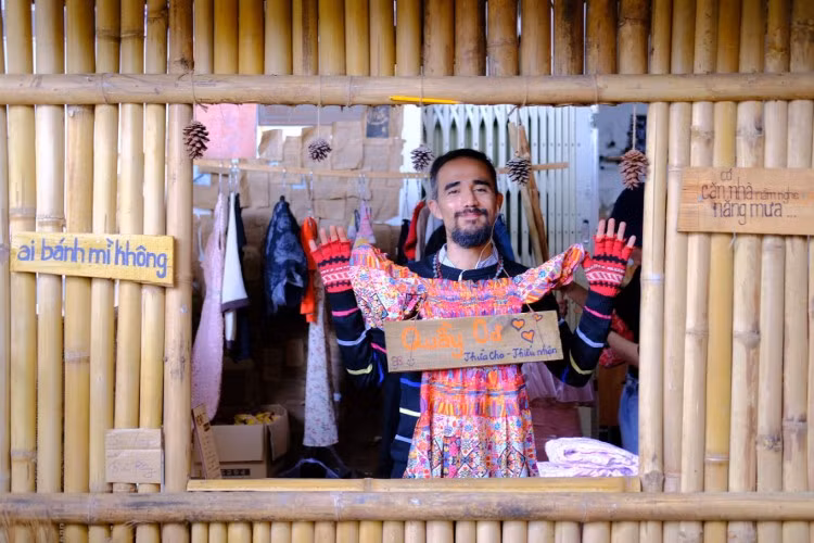 Quầy quần áo 0 đồng, ai thừa đến cho, ai thiếu đến nhận.