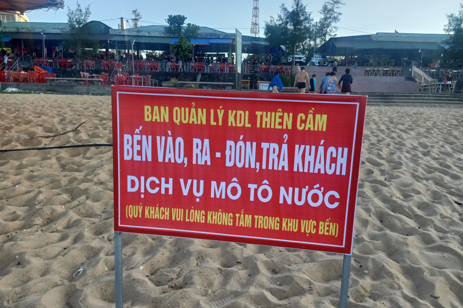 Mặc dù BQL Khu du lịch Thiên Cầm đã có quy định về luồng bãi đối với mô tô nước nhưng nhiều chủ phương tiện không chấp hành. (Ảnh: Hồ Tứ) Mặc dù BQL Khu du lịch Thiên Cầm đã có quy định về luồng bãi đối với mô tô nước nhưng nhiều chủ phương tiện không chấp hành. (Ảnh: Hồ Tứ)