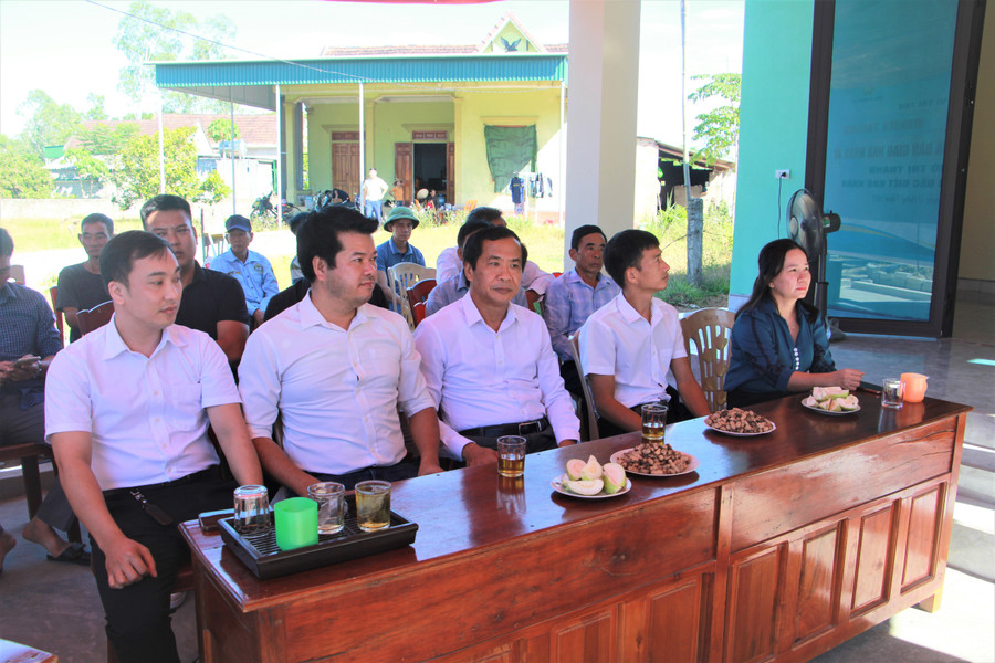 Các đại biểu cùng đông đảo bà con nhân dân tham dự tại buổi Lễ. (Ảnh: Vũ Long).