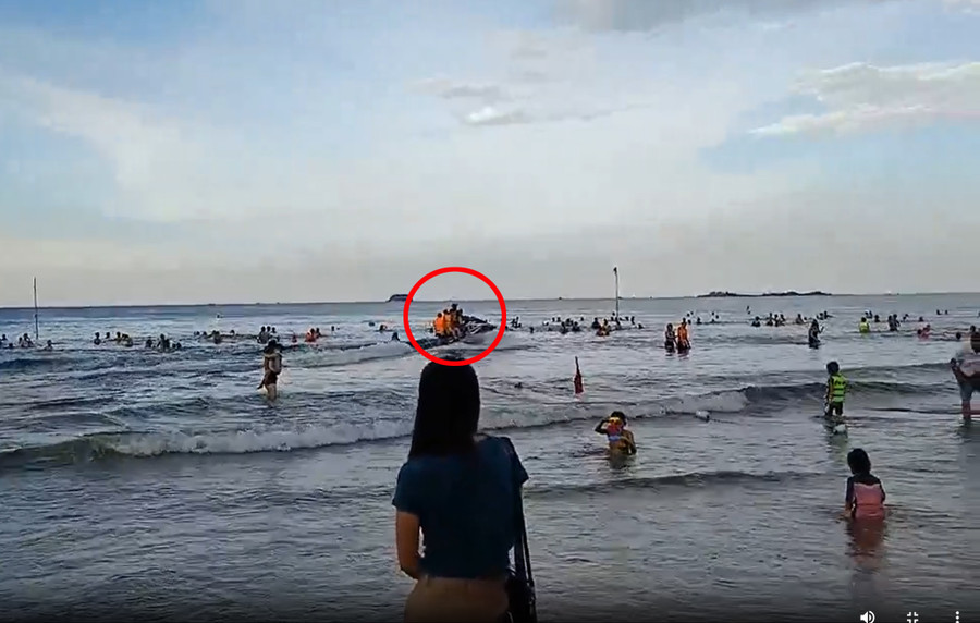 Những chiếc mô tô nước liên tục vào ra khu vực tắm đông người ở biển Thiên Cầm gây nguy hiểm cho du khách. (Ảnh cắt từ clip) Những chiếc mô tô nước liên tục vào ra khu vực tắm đông người ở biển Thiên Cầm gây nguy hiểm cho du khách. (Ảnh cắt từ clip)