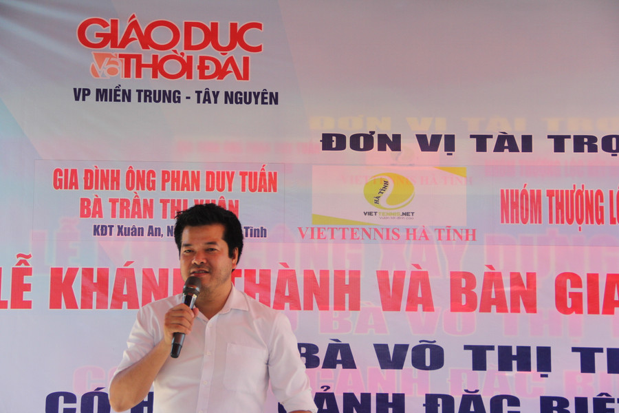 Nhà báo Nguyễn Văn Dũng - Trưởng đại diện VP Báo GD&amp;TĐ khu vực MT-TN phát biểu tại buổi lễ. (Ảnh: Vũ Long).