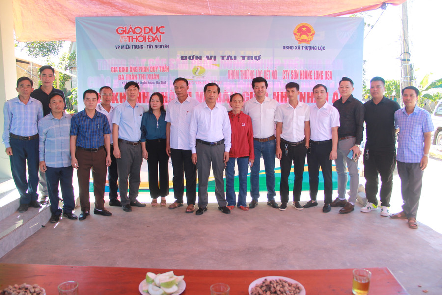 Báo GD&amp;TĐ cùng chính quyền địa phương và các nhà hảo tâm bàn giao nhà nhân ái cho chị Võ Thị Thanh. (Ảnh: Vũ Long)