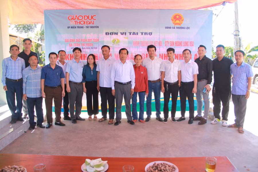 Báo GD&amp;TĐ cùng chính quyền địa phương và các nhà hảo tâm bàn giao nhà nhân ái cho chị Võ Thị Thanh. (Ảnh: Vũ Long)