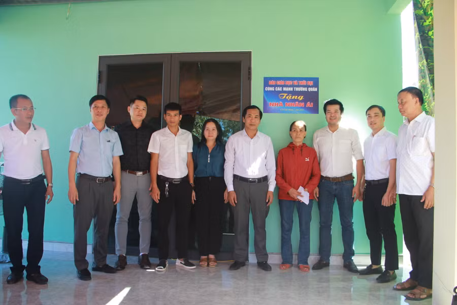 Đại diện Báo GD&TĐ, chính quyền địa phương cùng nhà tài trợ kéo băng khánh thành và bàn giao nhà nhân ái cho gia đình chị Võ Thị Thanh. (Ảnh: Vũ Long).