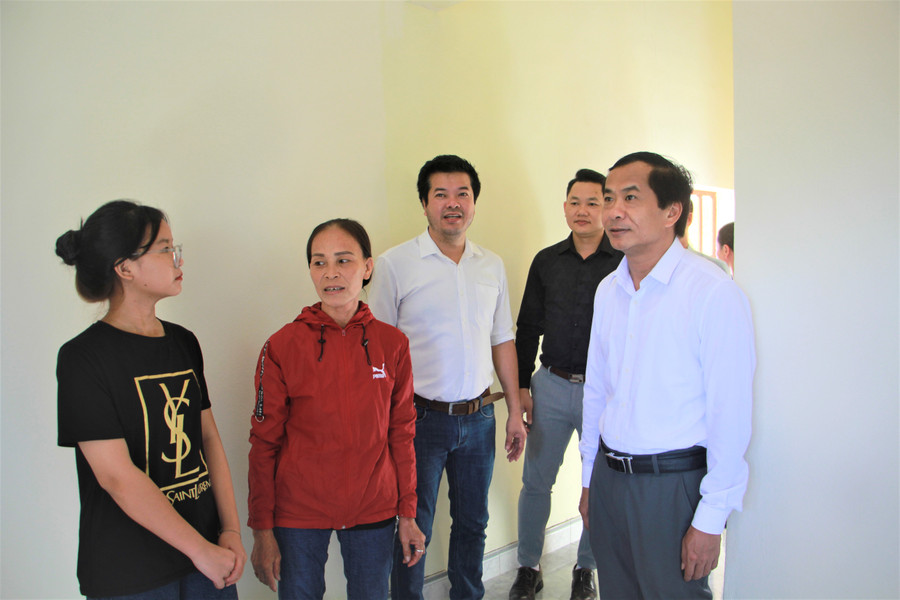 Chị Võ Thị Thanh phấn khởi trong ngôi nhà mới bàn giao. (Ảnh: Vũ Long).